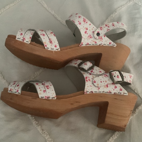 Women’s Clogs - Picture 3 of 5